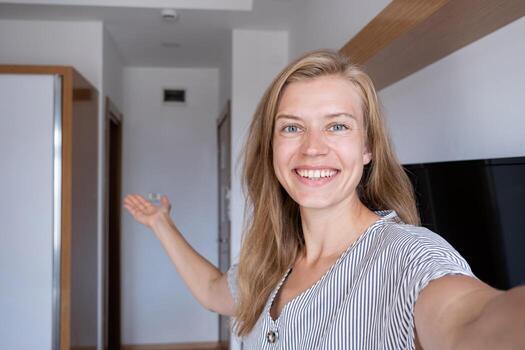 files/happy-woman-showing-her-hotel-room-taking-selfie-photo_33a5dd29-dcdb-44d6-955b-ed81d68de578.jpg